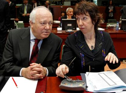 La jefa de la diplomacia de la UE, Catherine Ashton, junto al ministro español de Exteriores, en Bruselas.
