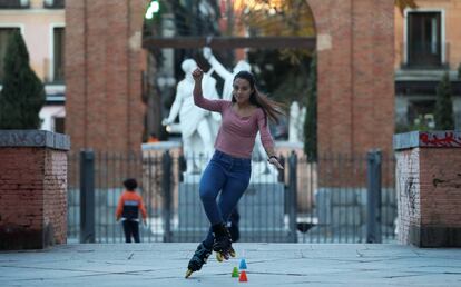 Miriam Fatmi, patinadora de freestyle, en la plaza Dos de Mayo de Madrid.