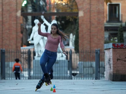 Miriam Fatmi, patinadora de freestyle, en la plaza Dos de Mayo de Madrid.