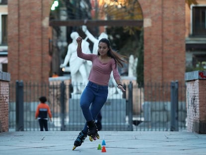 Miriam Fatmi, patinadora de freestyle, en la plaza Dos de Mayo de Madrid.