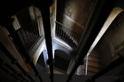 Algunas zonas del palacio como la planta segunda aún no han sido restauradas y se encuentra en peor estado de conservación a la espera de que en el futuro se proyecten nuevos trabajos. En la imagen, una de las escaleras cerradas al público desde el segundo piso.