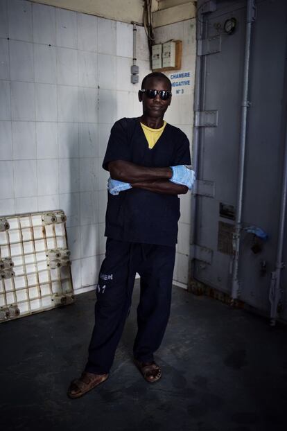 Con sus gafas de sol, Abdoulaye Mamadou parece un rapero. El día de la descarga, este empleado de la SDNP de 42 años y padre de cuatro hijos, se levanta cuando aún no ha salido el sol y se dirige hacia la cámara frigorífica donde aguarda el camión desde las tres de la madrugada. Los jureles congelados que pasan por sus manos proceden de las flotas pesqueras y los barcos con licencia libre que faenan en aguas mauritanas y que los ceden al Gobierno para su distribución, a bajo precio, por todo el país.