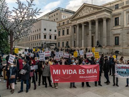 Cocentracion frente al Congreso de los Diputados en apoyo a la ley de Eutanasia, el 17 de diciembre.