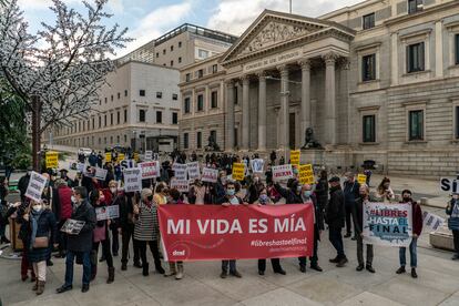 Cocentracion frente al Congreso de los Diputados en apoyo a la ley de Eutanasia, el 17 de diciembre.