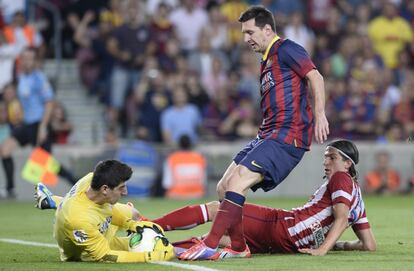 Messi trata de rematar ante Courtois y Filipe Luis.