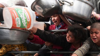 Niños palestinos piden comida en Rafah, al sur de la franja de Gaza, el 13 de febrero.