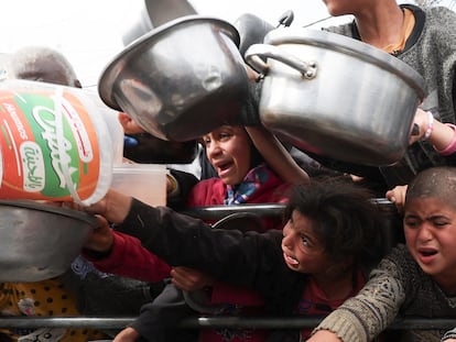 Niños palestinos piden comida en Rafah, al sur de la franja de Gaza, el 13 de febrero.