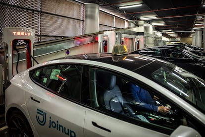 Varios coches cargando en un supercargador de Tesla, este miércoles en Madrid.