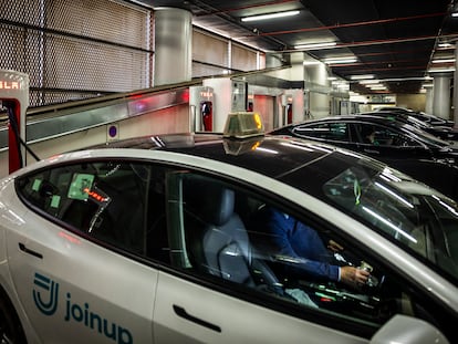 Varios coches cargando en un supercargador de Tesla, este miércoles en Madrid.