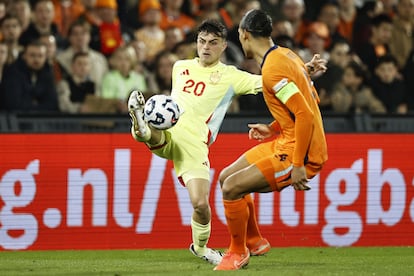 Pedri (izquierda) controla el balón ante Virgil van Dijk en el partido de ida de cuartos de final de la Liga de Naciones entre España y Países Bajos.