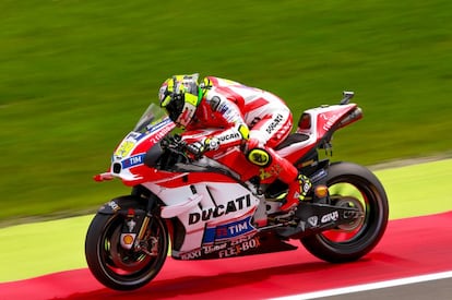 Andrea Iannone y la Ducati, con sus cuatro ap&eacute;ndices aerodin&aacute;micos, en Assen. 