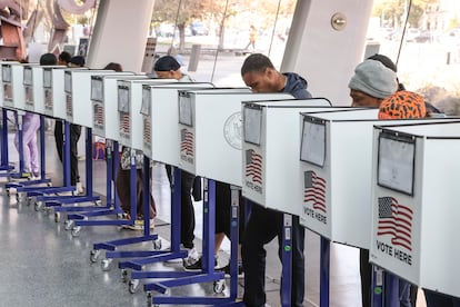 Cientos de votantes acuden al vestbulo del Museo de Brooklyn, (Nueva York).