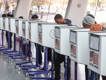 Votantes en un centro de votaciones en Nueva York, este miércoles.