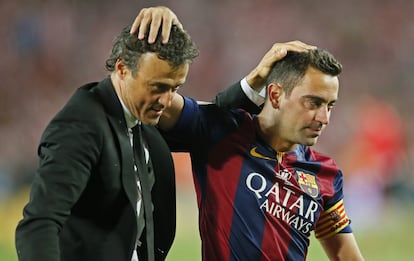 Luis Enrique celebra la victòria amb Xavi.