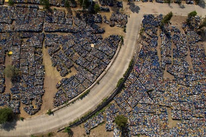 Vista aérea de los tanques almacenados en la antigua refinería.