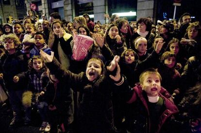 Ni&ntilde;os expectantes, ayer ante el paso de las carrozas de los Reyes Magos por las calles de Barcelona.