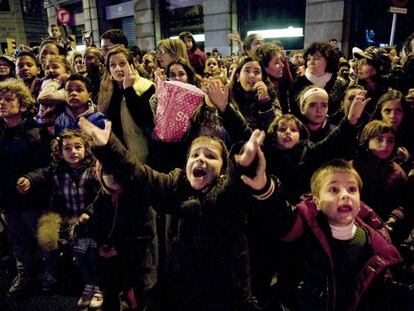 Niños expectantes, ayer ante el paso de las carrozas de los Reyes Magos por las calles de Barcelona.