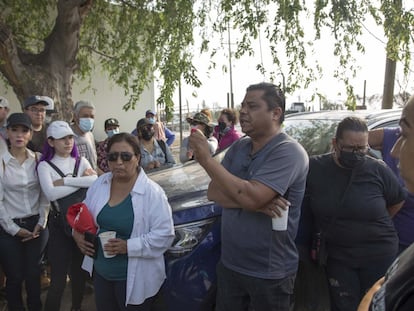 Mario Escobar y Dolores Bazaldúa, padres de Debanhi Escobar, hablan con un grupo de voluntarios durante la búsqueda de la joven.