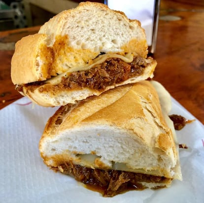 BOCADILLO DE CARNE MECHADA / CAPEL