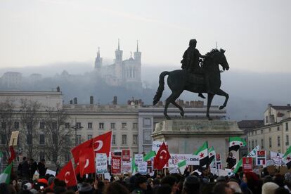 Una multitud rodea el centro de Lyon, en Francia, para protestar contra la crisis humanitaria de Alepo, el 17 de diciembre de 2016.