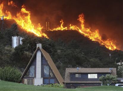 Un fuego amenaza varias viviendas en el Cañón Big Tujunga.