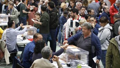 Cues en un col·legi electoral, a les eleccions generals de l'abril.