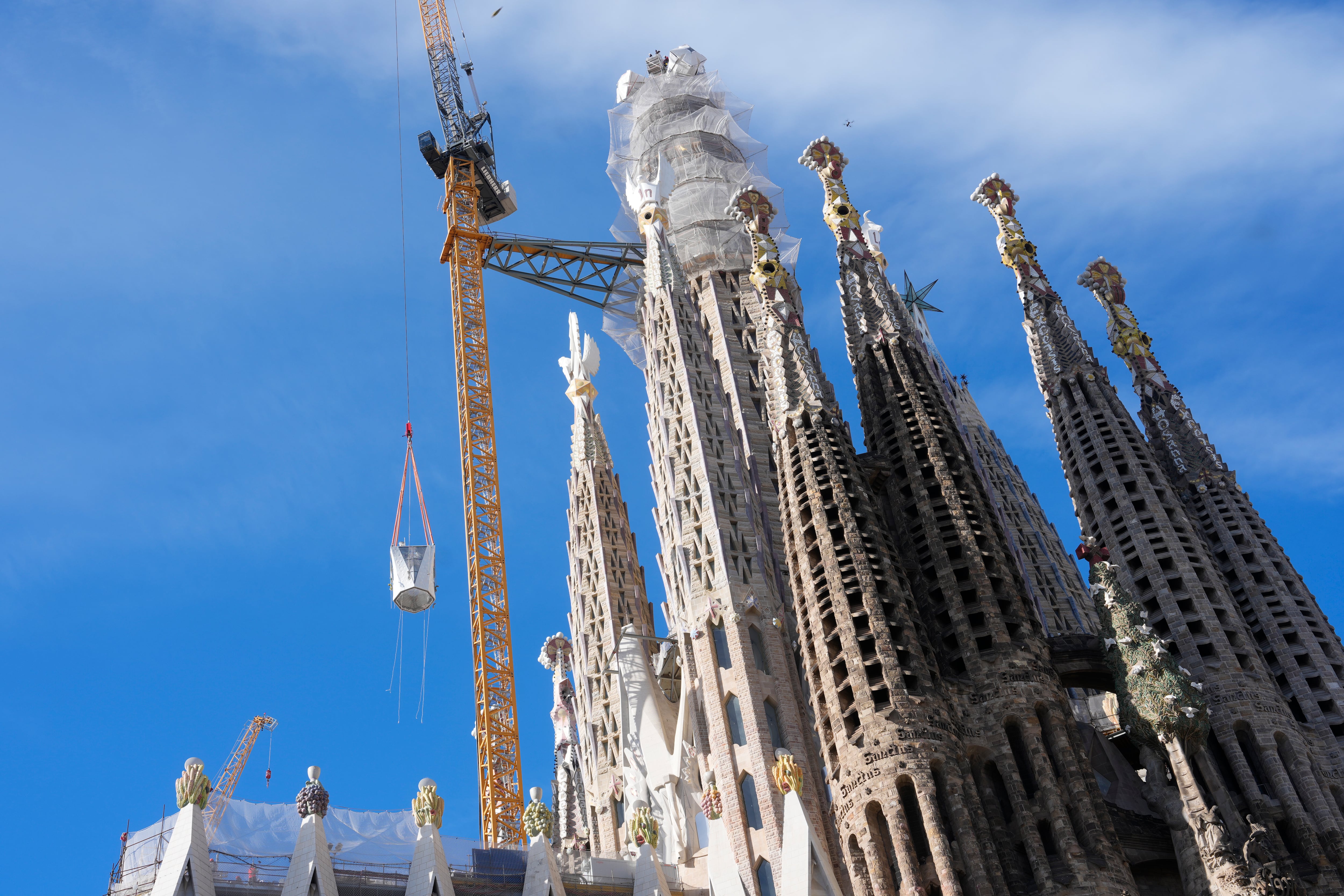 La Sagrada Familia toca el cielo: coloca la última pieza de su torre más alta y alcanza los 172,5 metros