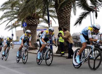 Alberto Contador y sus compañeros del Astana, durante la contrarreloj de ayer en Palermo.