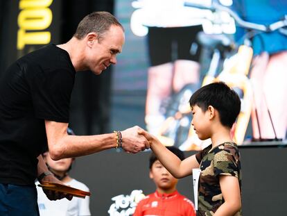 Chris Froome saluda a un niño el sábado pasado durante el Critérium de Singapur.
