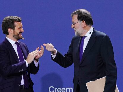 El líder del PP, Pablo Casado (izquierda), y el expresidente Rajoy, en la Convención Nacional del PP celebrada en Santiago de Compostela, este lunes.
