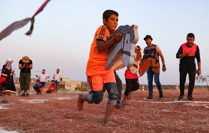 Tienen entre ocho y 14 años, van vestidos con petos con los colores de su campamento y compitieron en una variedad de disciplinas: lanzamiento de disco, salto de altura, artes marciales, gimnasia, bádminton... Pero también carreras e incluso una a caballo ficticia, en la que los competidores hicieron cabriolas con un animal de cartón.