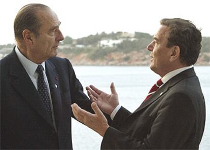 El presidente francés, Jacques Chirac, y el canciller alemán, Gerhard Schröder, durante una cumbre europea.