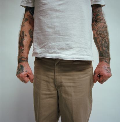 El primer tatuaje de Alberto García-Alix decía: "Don't Follow me, I'm lost', que ahora es el título de uno de los relatos incluidos en el libro 'Moriremos mirando'.