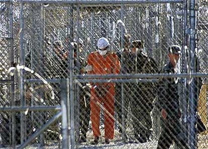 Un prisionero de la base estadounidense de Guantánamo es trasladado para un interrogatorio.