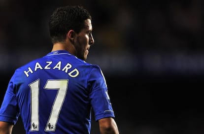 Eden Hazard corre con la pelota durante un partido de la Premier League.