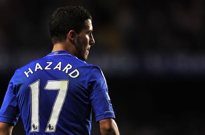 Eden Hazard corre con la pelota durante un partido de la Premier League.