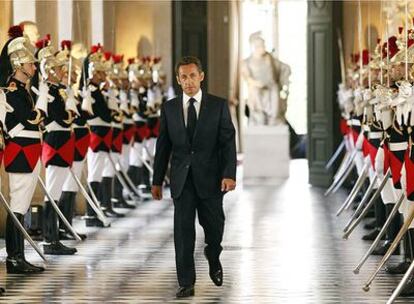 El presidente francés, Nicolas Sarkozy, abandona el palacio de Versalles tras dirigirse al Senado y a la Asamblea en sesión conjunta.