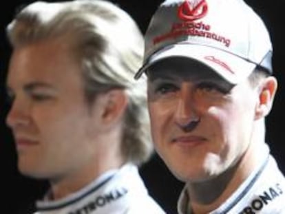 Michael Schumacher y Nico Rosberg, en segundo plano, durante la presentación del equipo Mercedes.