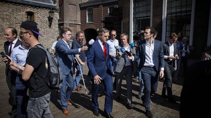El líder de Llamada Democristiana, Sybrand Buma, a su llegada a Binnenhof para reunirse con el jefe de las negociaciones para la formación de gobierno, el laborista Tjeenk Willink.