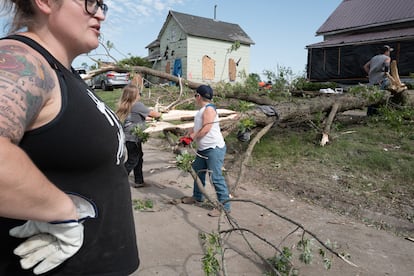Residentes limpian los daños provocados por el tornado en Iowa.