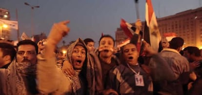 Los jóvenes celebran en la calle la dimisión del presidente egipcio