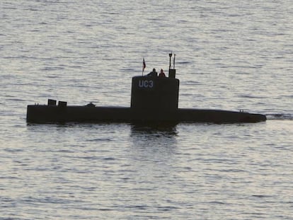 Madsen e Wall no submarino artesanal.