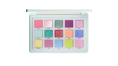 Brillantes tonos metálicos y dúo combinados en una paleta pastel de sombras de ojos de variados colores muy divertidos, para maquillarse como si fuera pupurina.