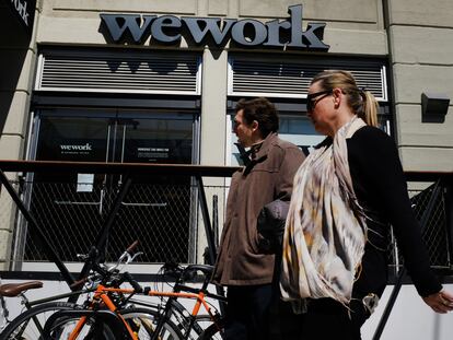 Personas caminan frente al espacio de trabajo conjunto 'WeWork' en Brooklyn, Nueva York.