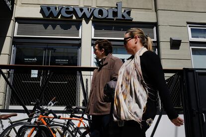 Personas caminan frente al espacio de trabajo conjunto 'WeWork' en Brooklyn, Nueva York.