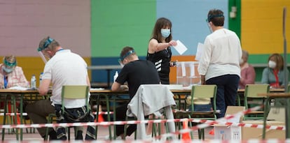 Una mujer vota en las elecciones autonómicas de Galicia en el Pabellón Os Castros de la población de Burela, en la comarca de A Mariña, Lugo