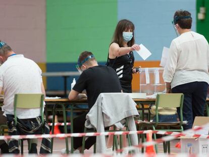 Una mujer vota en las elecciones autonómicas de Galicia en el Pabellón Os Castros de la población de Burela, en la comarca de A Mariña, Lugo
 