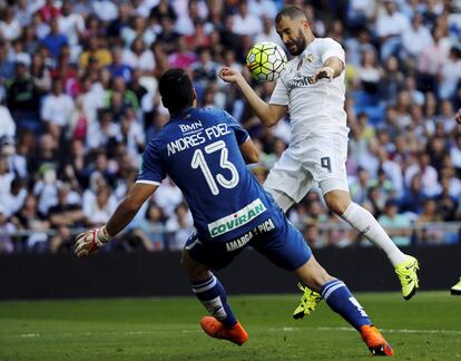 Karim Benzema y Andrés Fernández durante el partido de Liga.