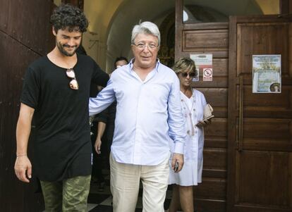 El torero Miguel Abellán (i) y el presidente del Atlético de Madrid, Enrique Cerezo (d).