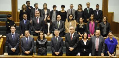 Los 27 parlamentarios peneuvistas posan en el Parlamento tras acreditarse.